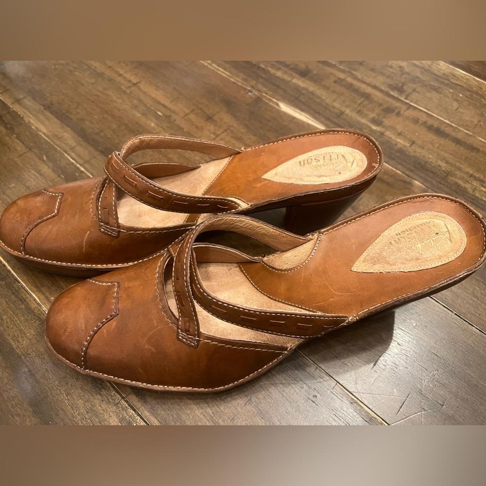 Brand new, size 11. Very cute! Small platform, very comfortable, well made.